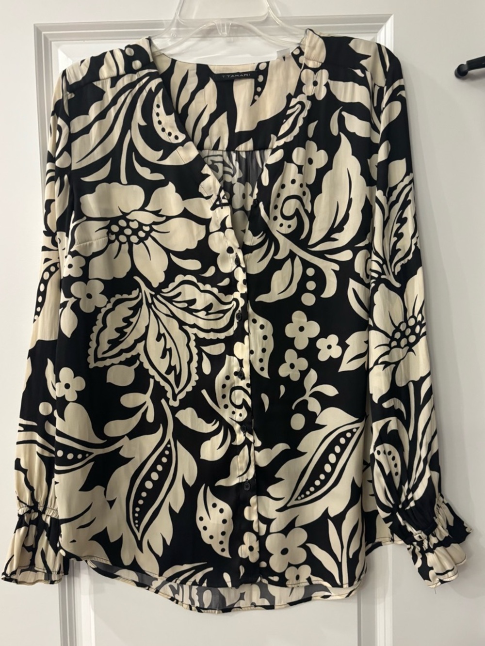 T Tahari Black & Cream Floral Button-Up Blouse